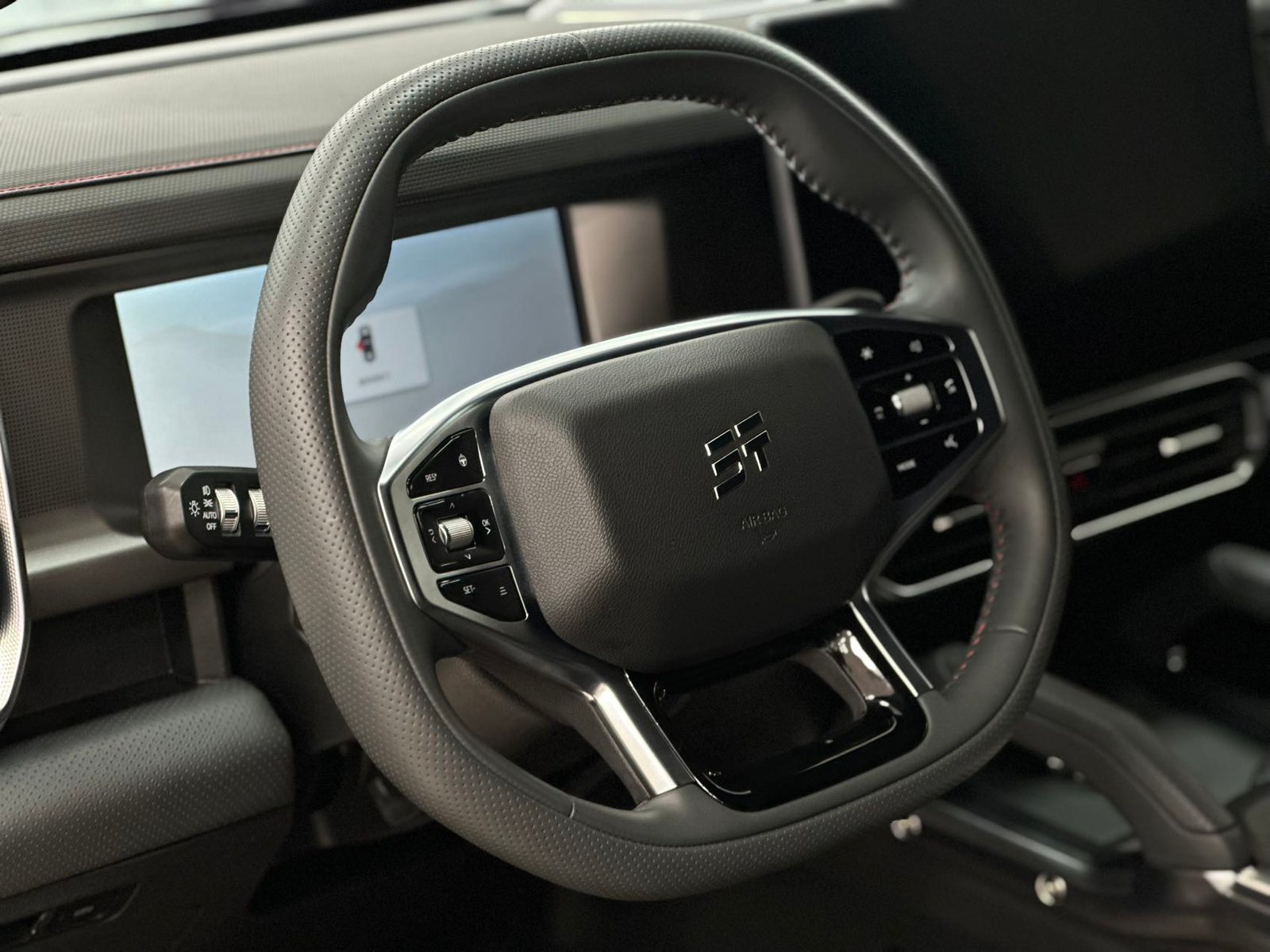 Jetour T2 cockpit and steering wheel
